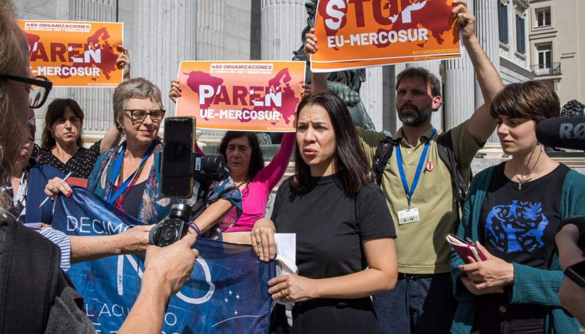 Representantes de la sociedad civil brasileña en el Congreso español para mostrar su rechazo al acuerdo de libre comercio entre el bloque del Mercosur y la UE.
